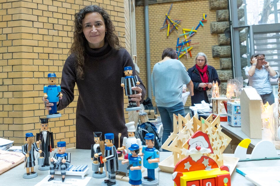 Sehen die nicht sehr professionell gemacht aus? - Justizministerin Constanze Geiert (49, CDU) mit dem Räuchermännchen-Angebot.