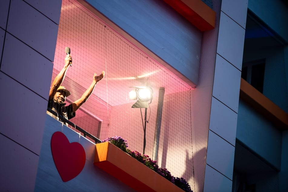Musiker Dadda Dice singt vom Balkon.