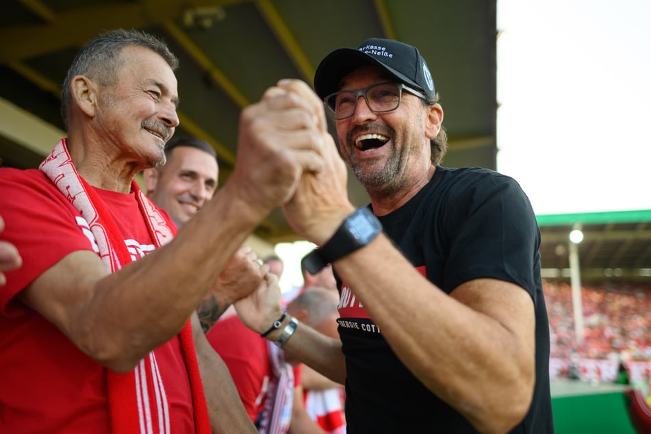 Pele Wollitz (r.) hat bei vielen Cottbus-Fans Legenden-Status erreicht und wurde ausgiebig zum 60. Geburtstag gewürdigt. (Archivbild)