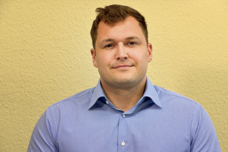 AfD-Fraktionschef Thomas Ladzinski (32) wollte sich für seine älteren Parteifreunde um andere Stühle kümmern. (Archivbild)
