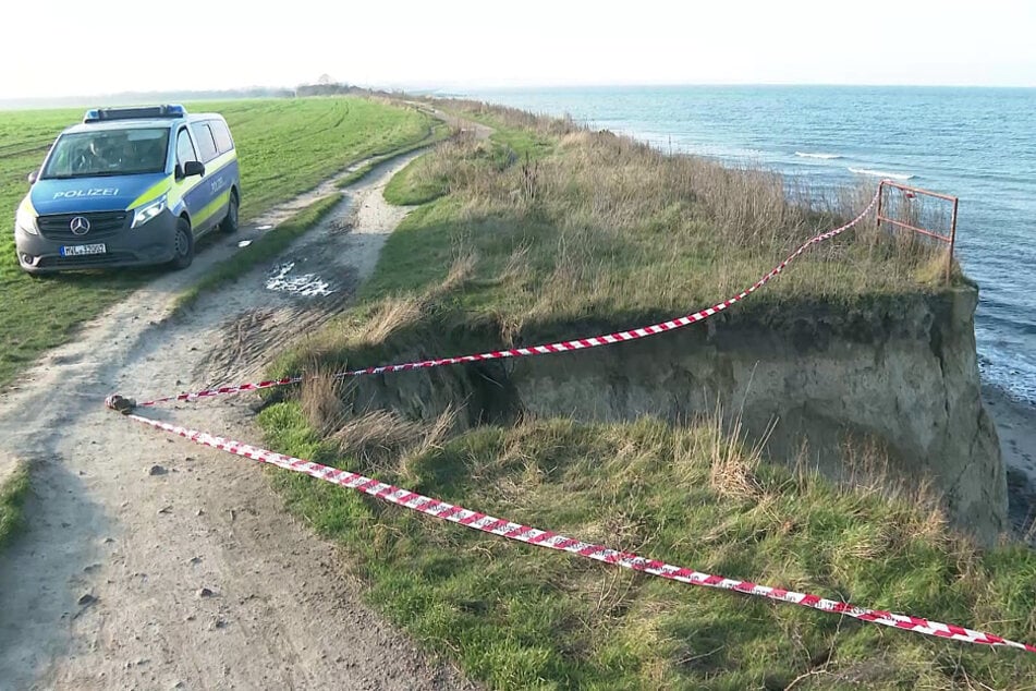 Die Polizei sicherte den Abbruch provisorisch mit einem Absperrband.