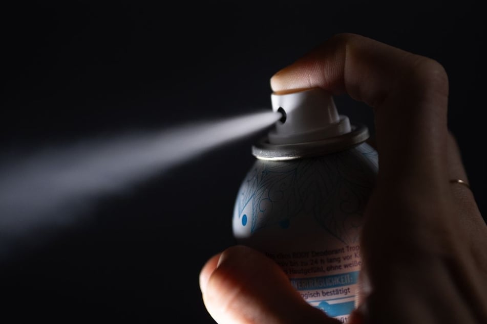 Die Inhalation von Deospray ist stark gesundheitsgefährdend und kann bisweilen tödlich enden. (Symbolbild)