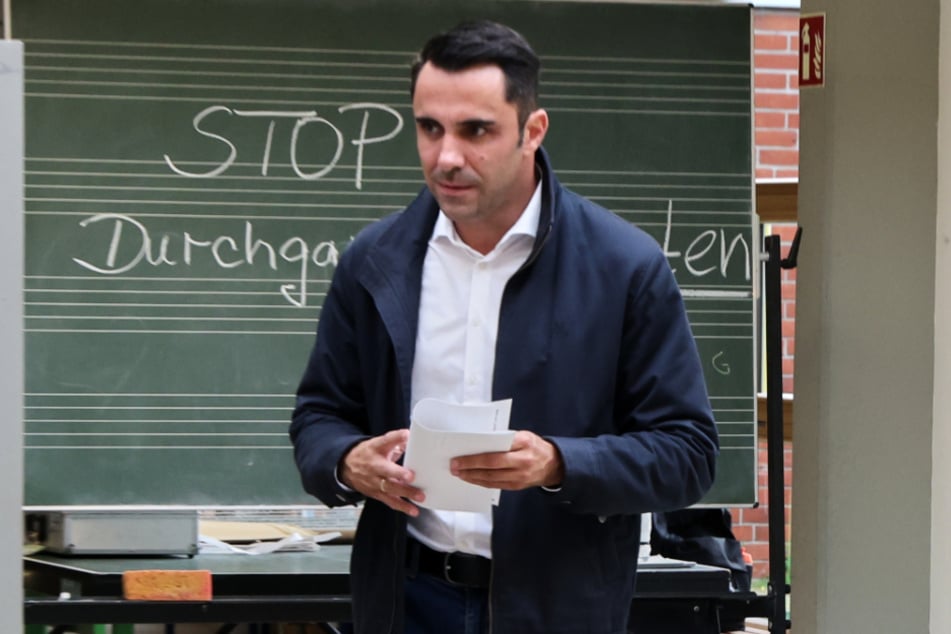 CDU-Spitzenkandidat Daniel Peters (45) hat in Rostock seine Stimme abgegeben.