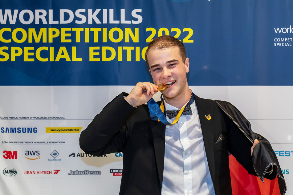 Stefan Mißbach freut sich über seine Goldmedaille.