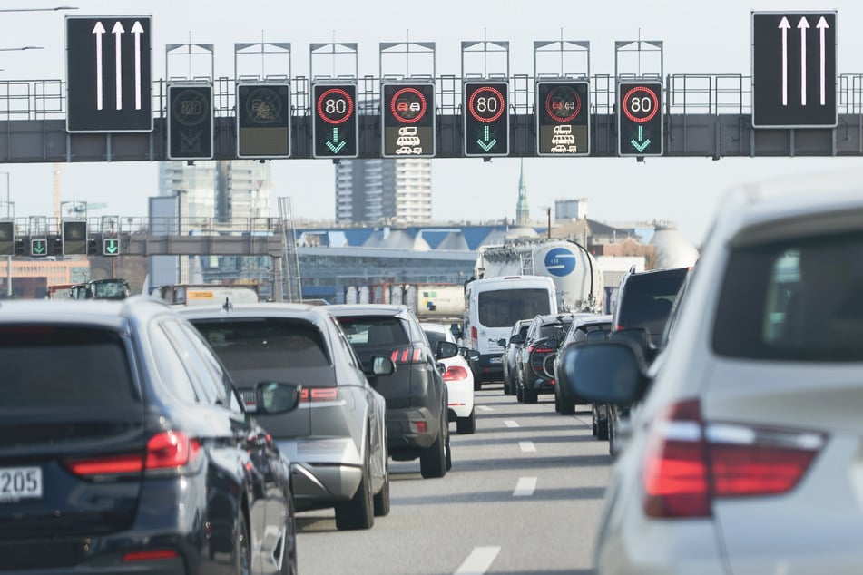 Gerade am Elbtunnel können sich am Pfingstwochenende lange Staus bilden. (Symbolbild)