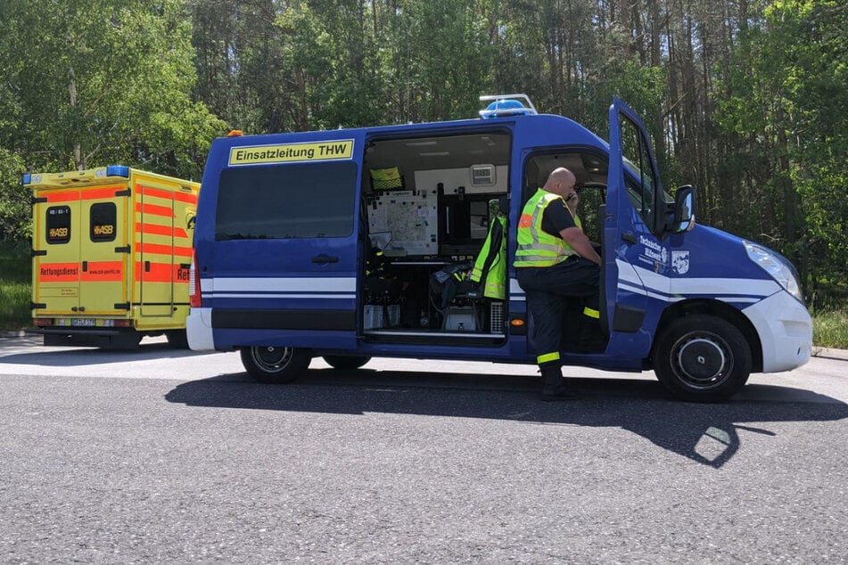 Rettungskräfte holten am Donnerstagvormittag eine schwangere Frau aus einem Stau bei Görlitz.