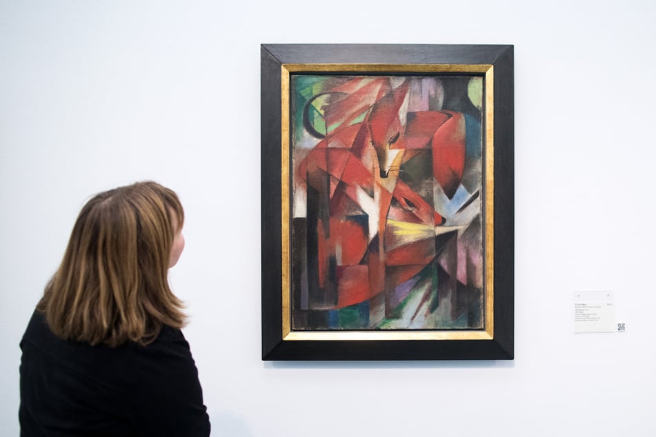 Eine Frau betrachtet das Gemälde "Füchse" von Franz Marc (1880-1916), das im Museum Kunstpalast in Düsseldorf hängt.