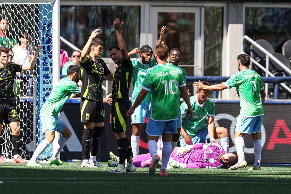 Die Spieler beider Mannschaften winkten hektisch die Ärzte auf den Platz, nachdem Torhüter Stefan Frei (39) von den Seattle Sounders benommen am Boden liegen blieb.