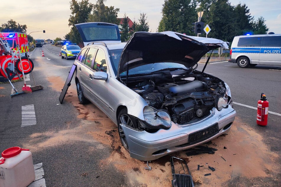 Der Mercedes wurde im Frontbereich schwer beschädigt.