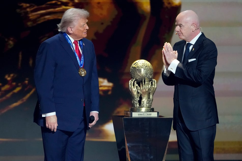 El presidente de la FIFA, Gianni Infantino (55, a la derecha), entrega el nuevo Premio de la Paz de la FIFA a Donald Trump (79).