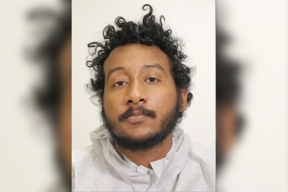 Mit diesem Foto fahndet die Polizei nach dem flüchtigen Alhindi B. (35). Der Mann ist mutmaßlich gefährlich.