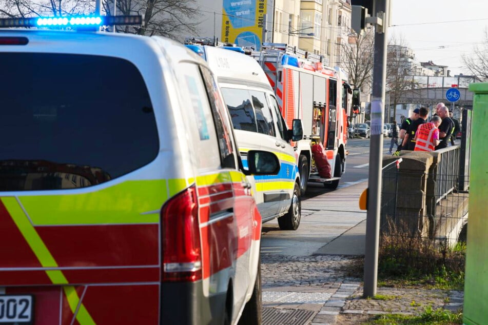 Leipzig: Teenagerin stürzt in Leipzig von Bahnbrücke und wird lebensbedrohlich verletzt