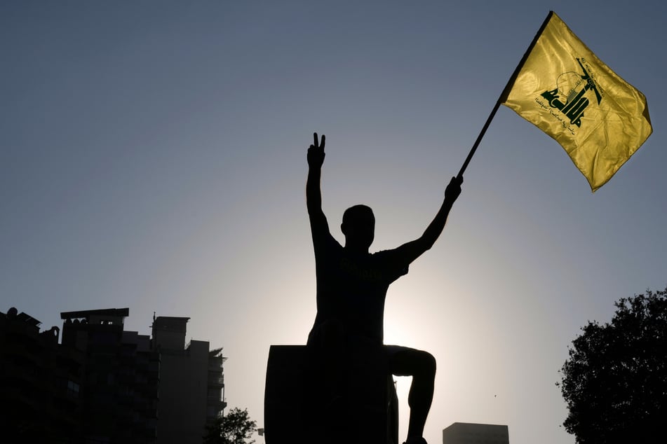 Beirut: Ein Hisbollah-Anhänger hält eine Hisbollah-Fahne hoch.