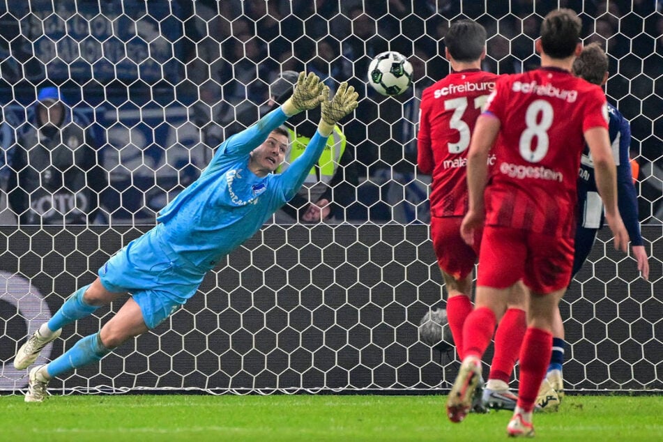 Hertha-Keeper Tjark Ernst (l.) hielt seine Mannschaft mit starken Paraden im Spiel.