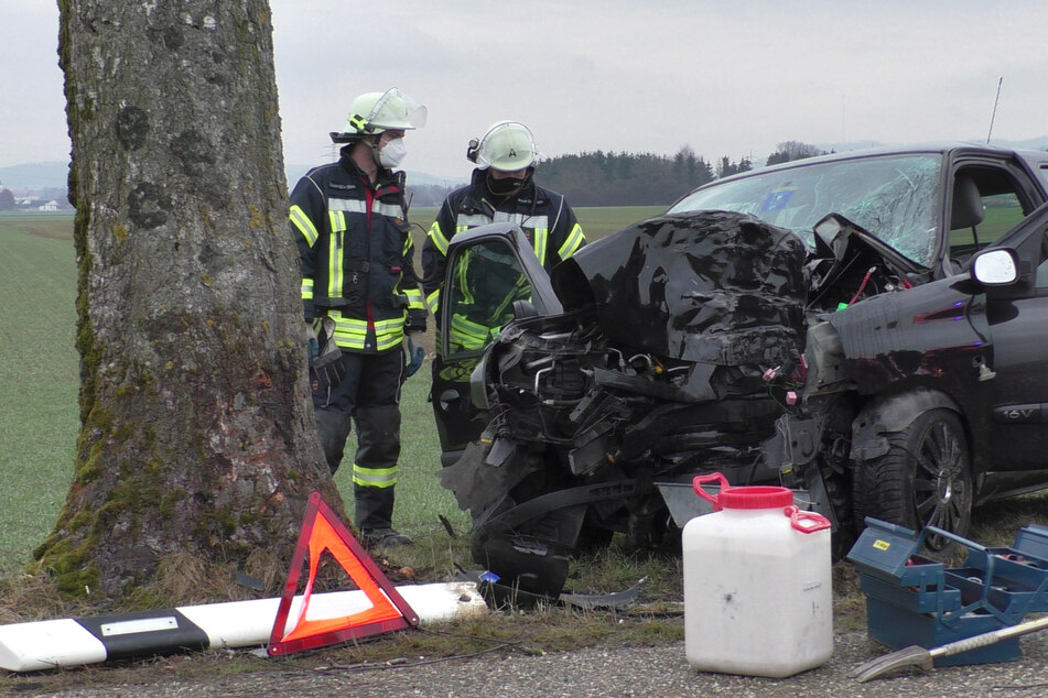 Frontal gegen Baum gerast: Junge Frau schwer verletzt, Tachonadel blieb bei 100 stehen