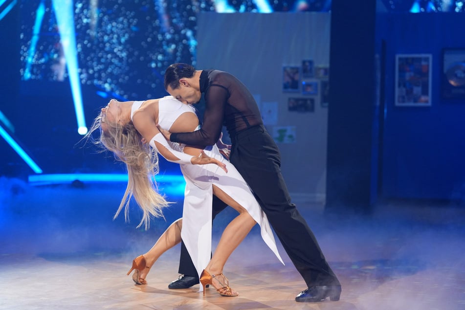 Milano mit Tanzpartnerin Marta Arndt (36): Das Duo feiert gemeinsame Erfolge bei "Let's Dance" und zeigt sich eng verbunden.