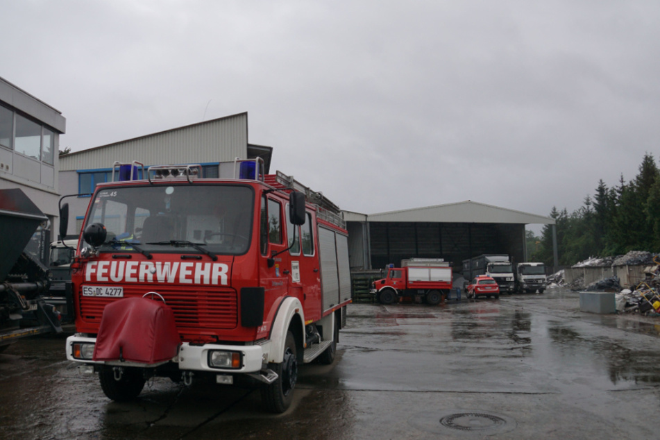 Die Feuerwehr auf dem Gelände des Abfallverwertungsbetrieb.