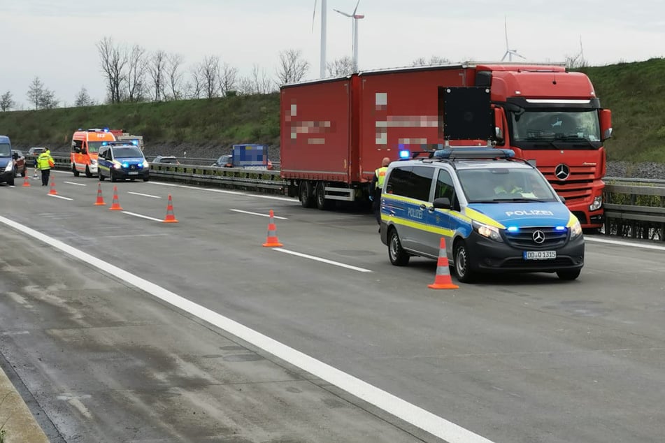Der Fahrer war bewusstlos: Lkw verunglückt auf der A14 bei Leipzig