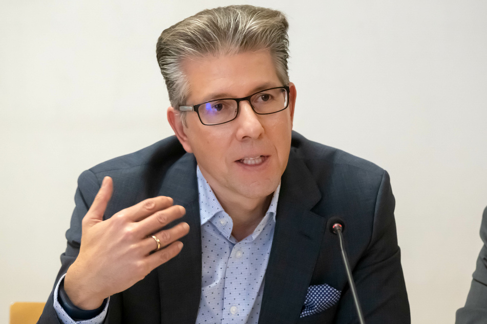 Sozialbürgermeister Ralph Burghart (50, CDU) lehnt eine Zensur des freien WLANs im Tietz ab.