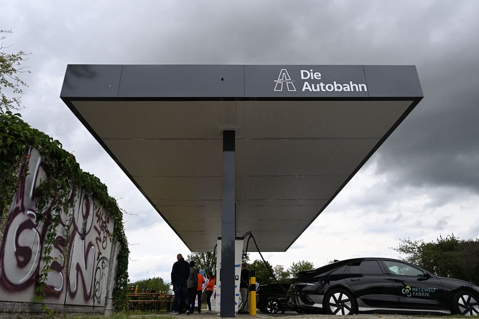 Blick auf den Schnellladepark für E-Autos in Schönfeld an der A13. Es ist der erste Schnellladepark an einer unbewirtschafteten Rastanlage in Sachsen.