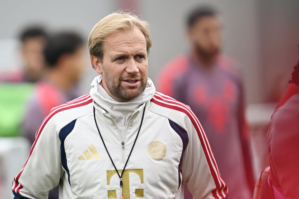 Aaron Danks (43) vertritt seinen Chef Vincent Kompany beim Spitzenspiel in Freiburg.