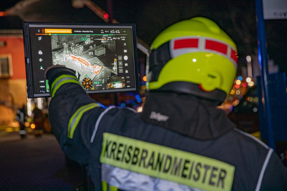 Mittels Wärmebildkamera verschafft sich der Kreisbrandmeister einen Überblick zum Ausmaß des Feuers.