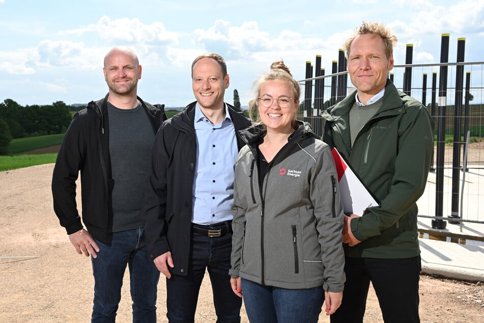 Eric Müller (41) und Falk Hohlfeld (39) von der Frank Bündig GmbH mit Verena Zapf (30) und Matthias Bleil (43, v.l.) von SachsenEnergie beim Pressetermin am Dienstag.