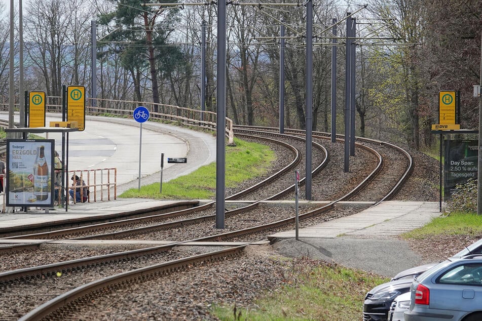 Der leblose Mann (†54) wurde nahe der Haltestelle "Hellersiedlung" entdeckt.