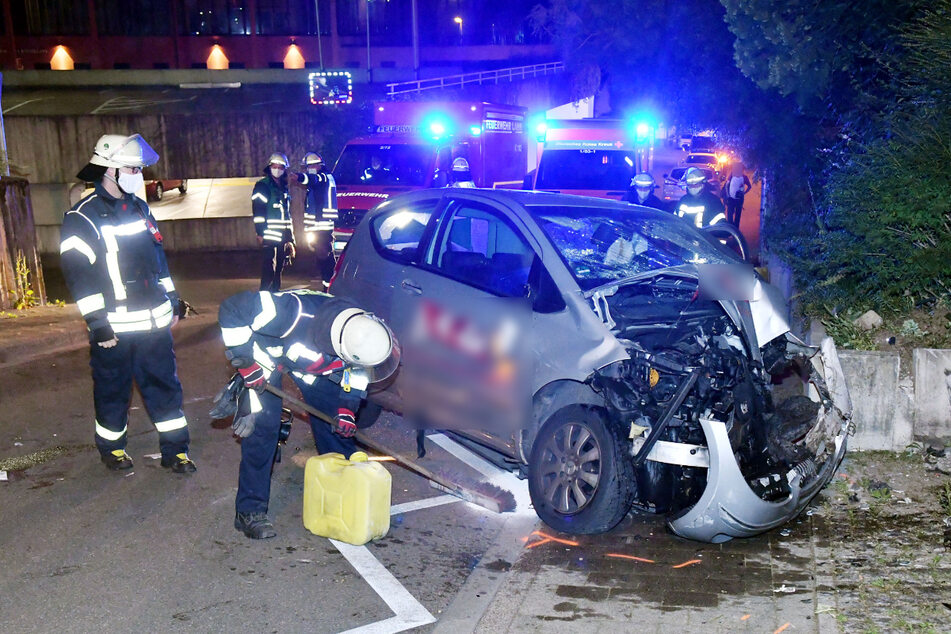 Einsatzkräfte in der Nacht an der Unfallstelle.