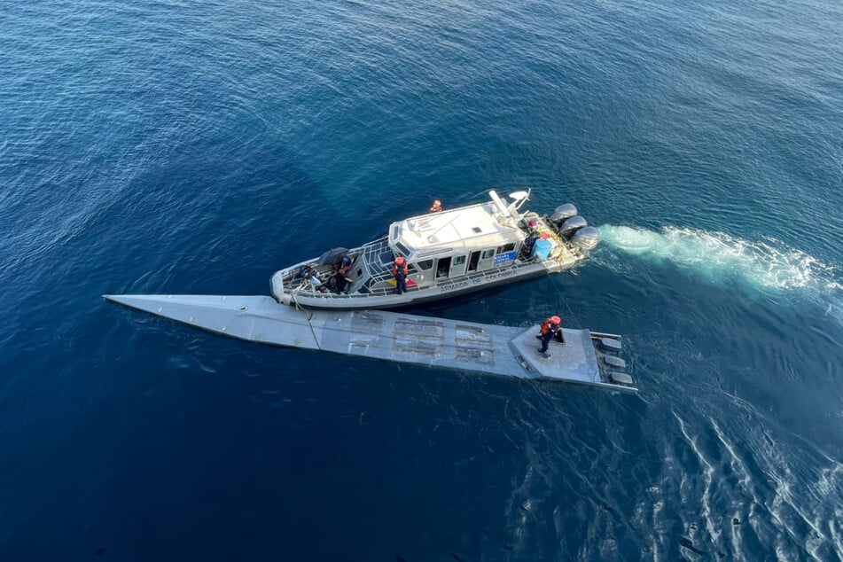 Die kolumbianische Marine entdeckte dieses 15 Meter lange Schmuggler-U-Boot im Pazifik. Es hatte tonnenweise Tonnen Kokain geladen. Zuvor kam es an Bord zu einem tödlichen Unfall, zwei Schmuggler starben.