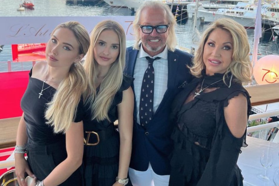 Robert posiert mit seiner Ehefrau Carmen (58, r.) sowie den beiden Töchtern Davina (20) und Shania (19, l.) im Yachthafen von Monaco.