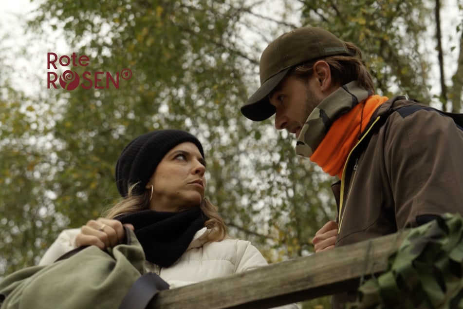 Rote Rosen: "Rote Rosen": Simon und Valerie verbringen eine Nacht im Wald - dann fällt plötzlich ein Schuss