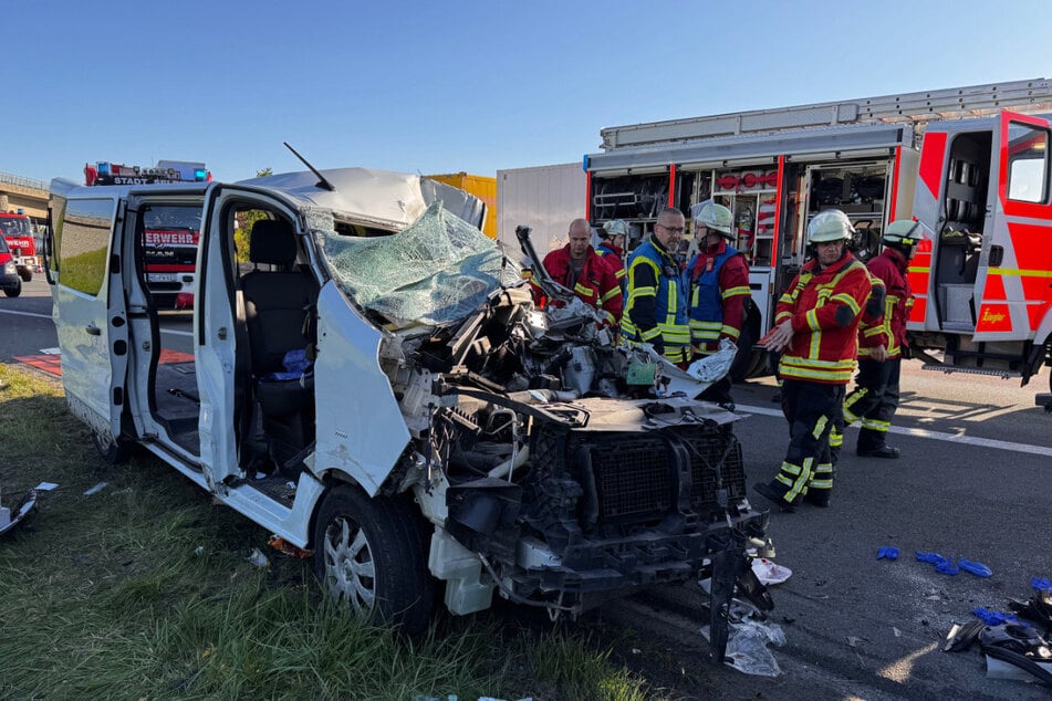 Die Einsatzkräfte konnten den Fahrer nach etwa 45 Minuten aus seinem Wrack befreien.