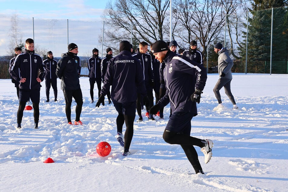 Training im Tiefschnee. Für den CFC war es ein kalter Trainingsauftakt.
