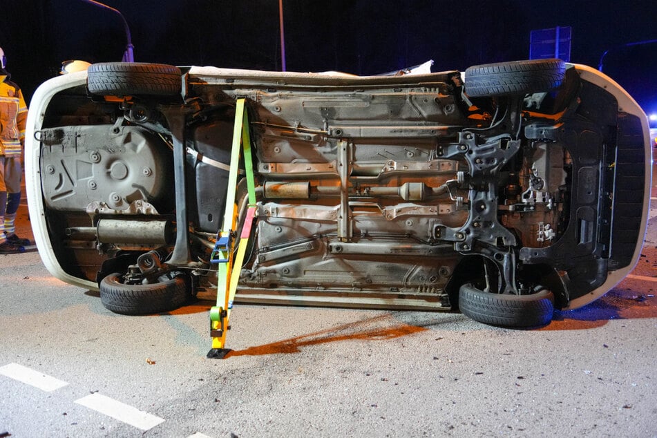 Mit Spezialtechnik wurde das Fahrzeug von der Feuerwehr gesichert.