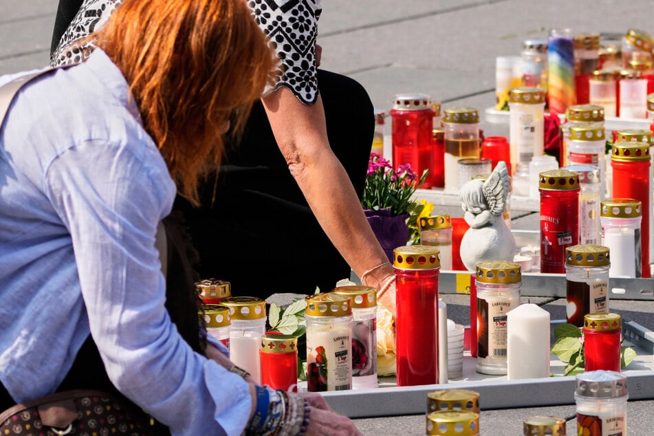 Viele Menschen zündeten am Mittwoch im Gedenken an die Opfer des Amoklaufs Kerzen auf dem Hauptplatz in Graz an.