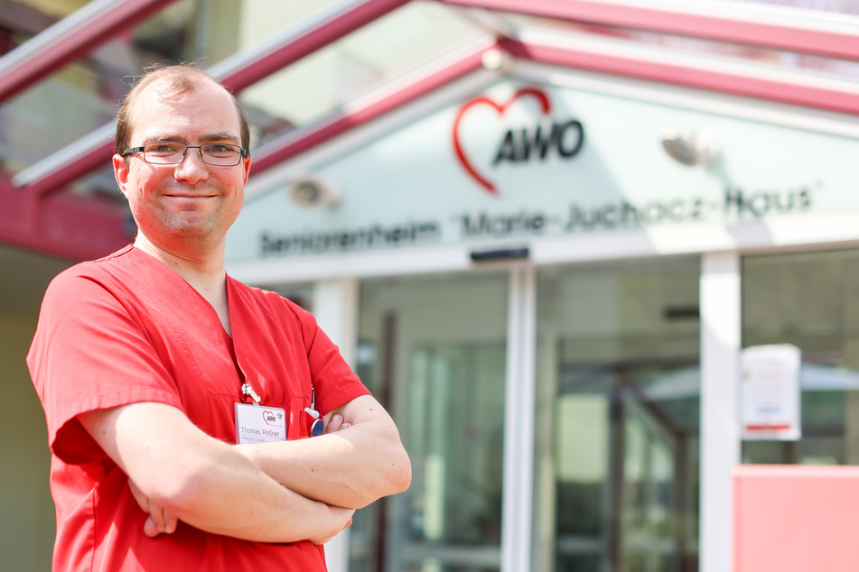 Mit Anfang 30 hat Thomas Roßner seinen Bürojob als Rechtsanwaltsfachangestellter an den Nagel gehängt und ist in die Pflege gewechselt. Dort fühlt er sich nun pudelwohl.
