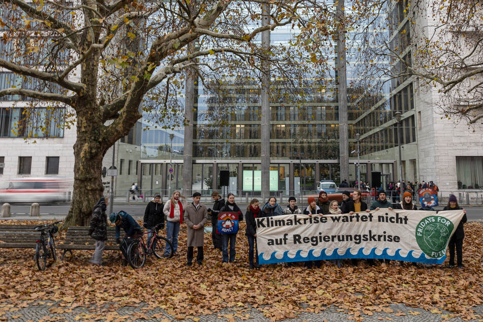 Die Demonstranten von Fridays for Future riefen Außenministerin Annalena Baerbock (43, Grüne) dazu auf, sich für eine effektive Klimafinanzierung einzusetzen.