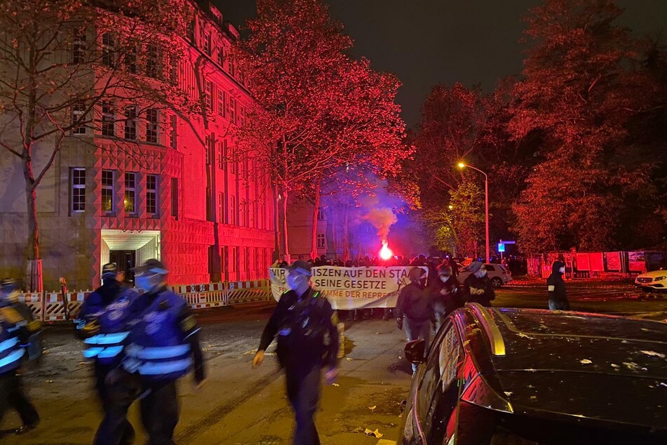 Während des Protests wurde Pyrotechnik gezündet.