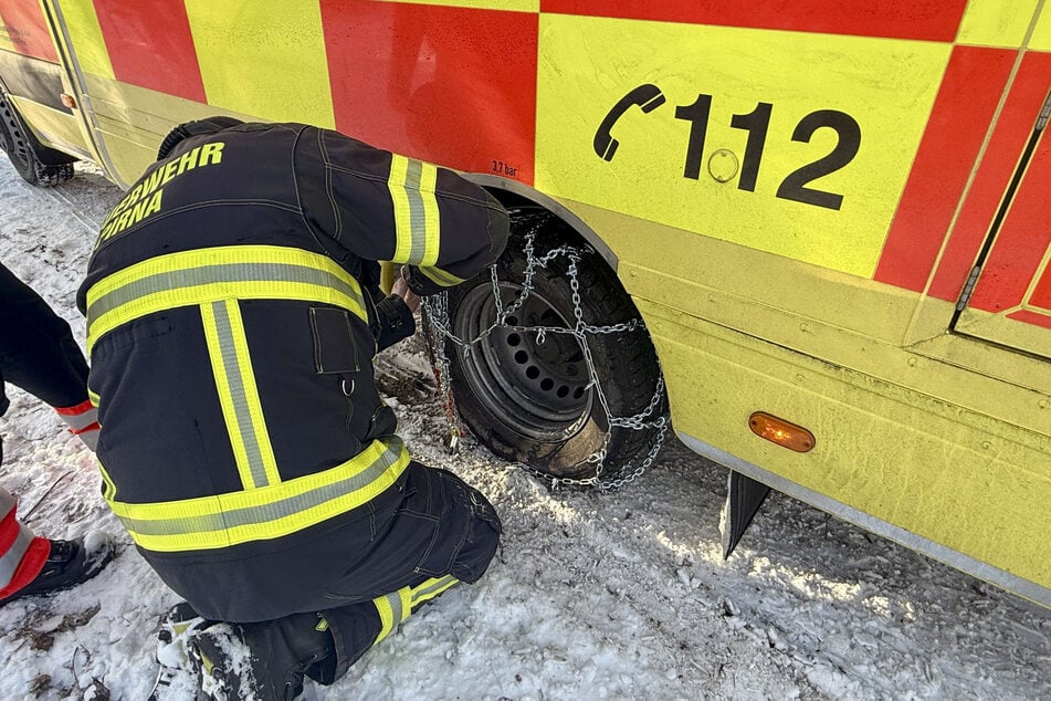 Damit der Rettungswagen sicher vom Berg kam, legten die Kameraden ihm Schneeketten an.