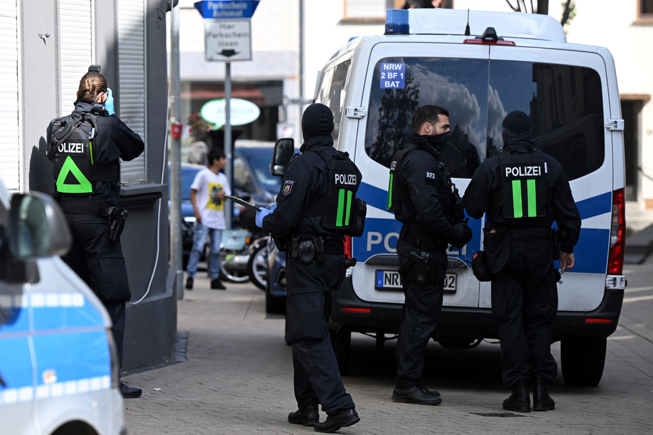 Mit zahlreichen Beamten durchsuchte die Polizei in der Euskirchener Innenstadt verschiedene Objekte.