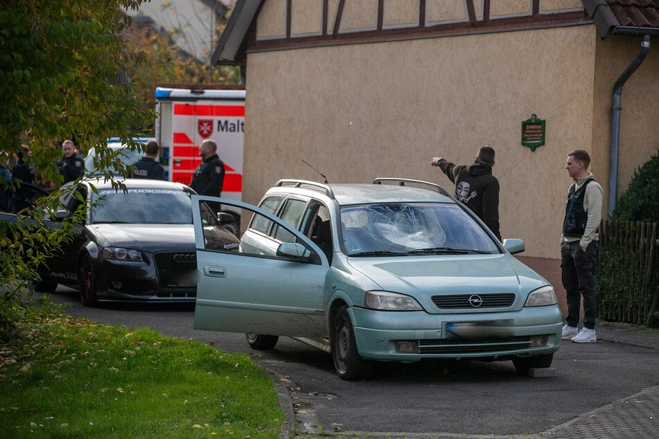 Die beiden Personen ließen das Diebesgut auf vier Rädern beschädigt stehen und flüchteten zu Fuß.