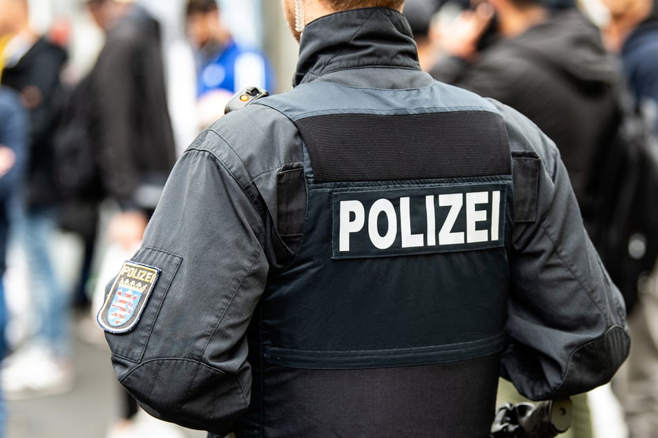 Der Polizist soll auf den am Boden liegenden Einbrecher 24-mal mit dem Teleskopschlagstock eingeschlagen haben.