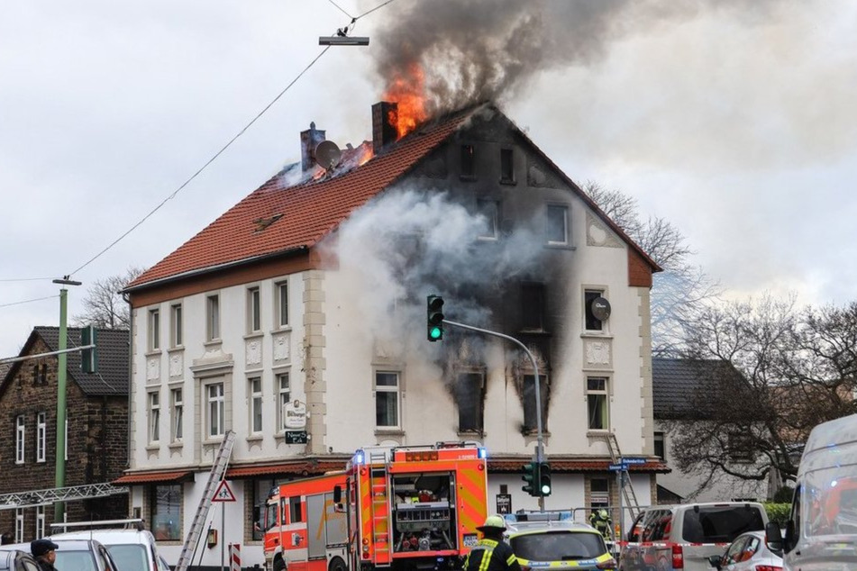 Nach einem Brand in einem Mehrfamilienhaus in Hagen haben Feuerwehrleute zwei Tote entdeckt.