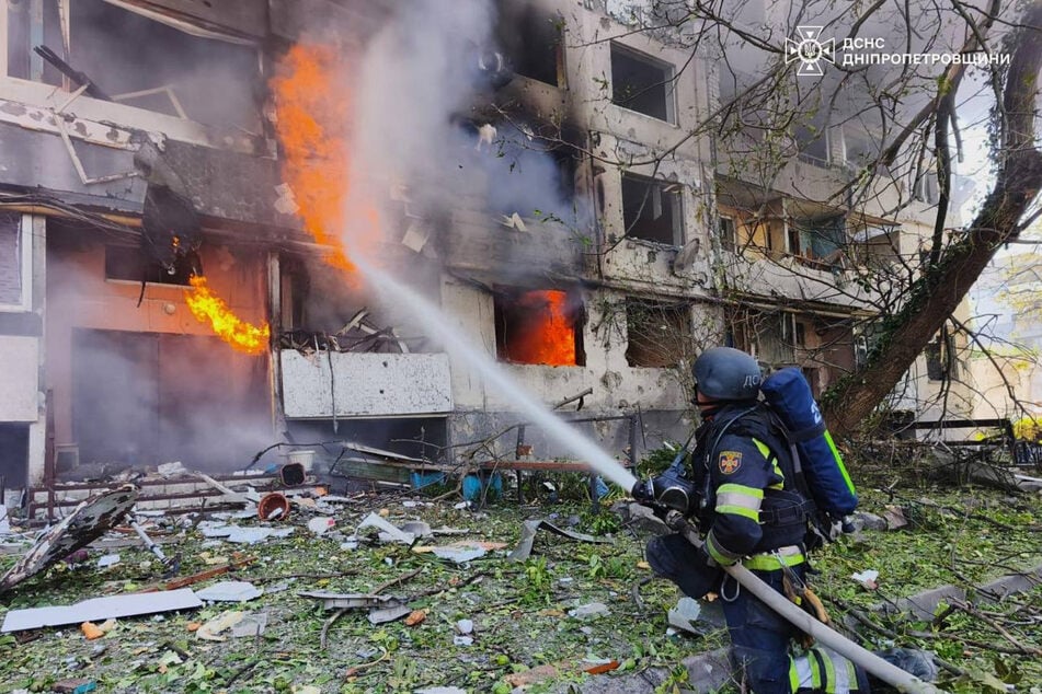 Auf diesem vom ukrainischen Rettungsdienst zur Verfügung gestellten Foto löschen Feuerwehrleute in der ukrainischen Oblast Dnipropetrowsk den Brand in einem Wohnhaus, der durch einen russischen Luftangriff ausgelöst wurde.