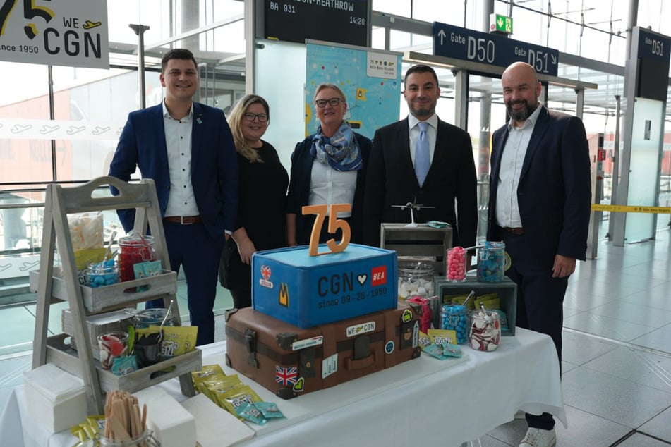 Freuen sich über das besondere Jubiläum (v.l.): Leon Knipp und Claudine Mischel (Köln Bonn Airport), Bente Baumgart und Mohammed Laouni (beide British Airways) sowie Flughafenchef Thilo Schmid.
