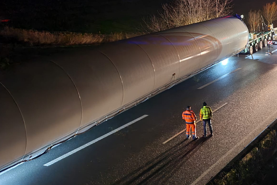 120-Tonnen-Gespann verkeilt sich und blockiert Autobahn