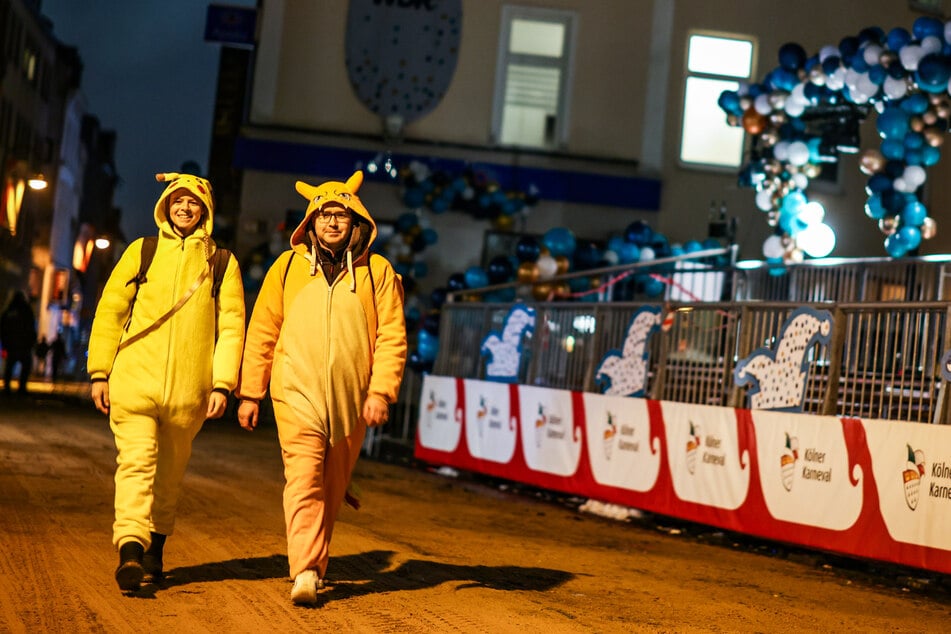 Entlang der Zugstrecke, hier auf der Severinstraße, sichern sich die ersten Närrinnen und Narren am Montagmorgen bereits die besten Plätze.