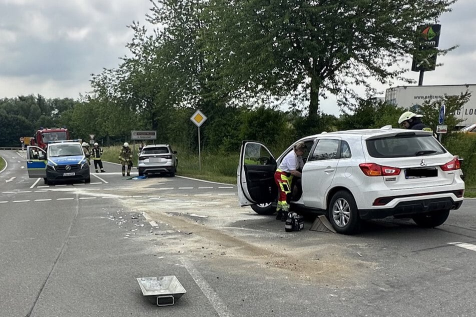 Vorfahrt missachtet: Mitsubishi kracht mit VW zusammen, zwei Verletzte