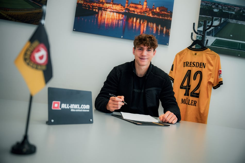 Dynamo Dresdens Eigengewächs Friedrich Müller (19) unterschreibt seinen ersten Profivertrag.